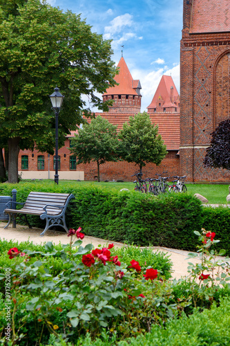 Tangermünde,Altstadtszene und Schlosspark mit Stadtbefestigung