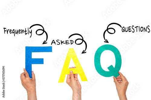 Fotografia forming FAQ ( frequently asked questions ) with hands holding alphabets
