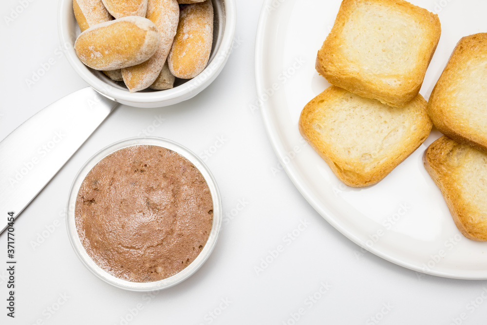 Tarrina de paté unipersonal para un comensal, con pasas Tarrina de paté unipersonal para un comensal, con pasas