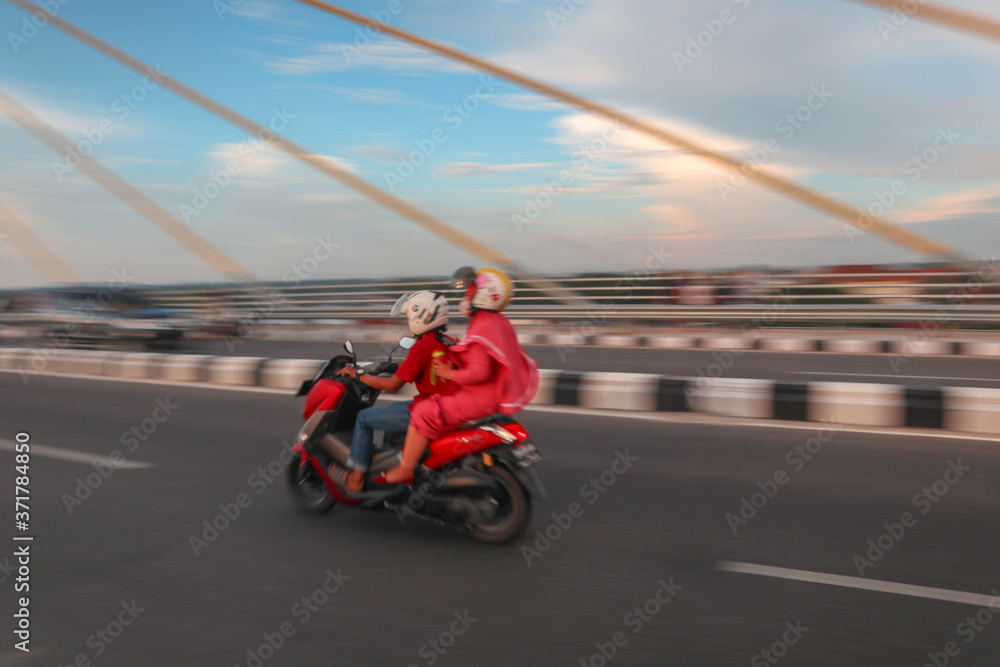 Obraz premium couple motorcycles on the road. panning