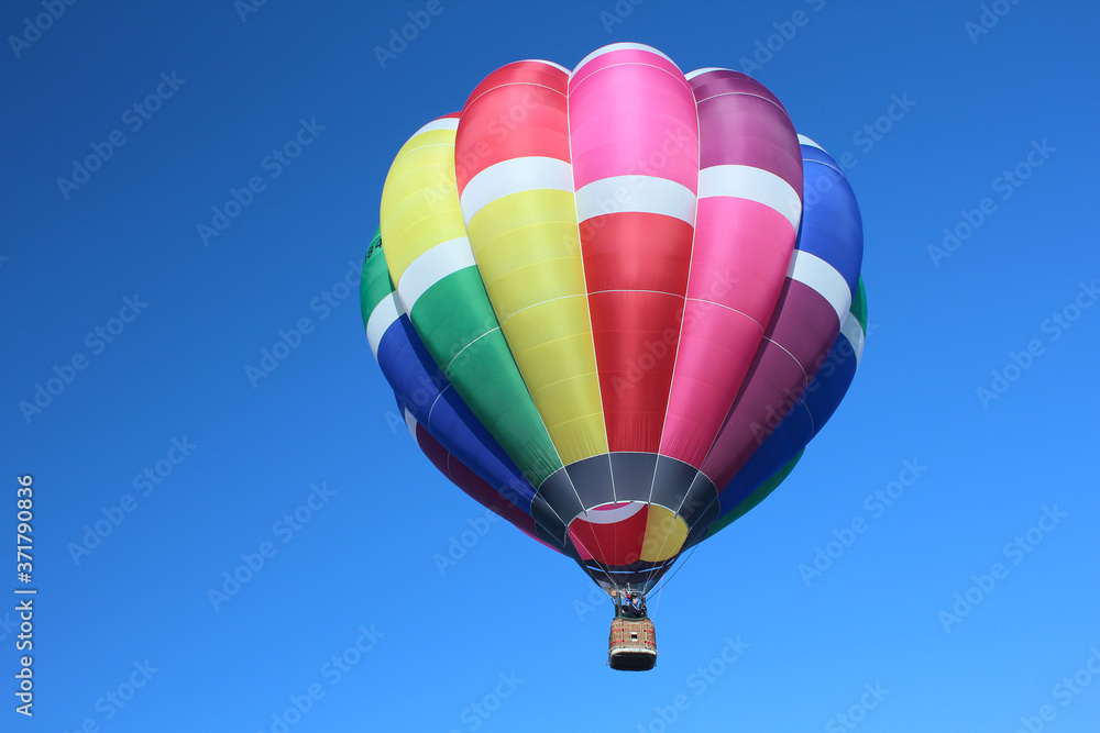 Fototapeta premium 青空に浮かぶカラフルな熱気球