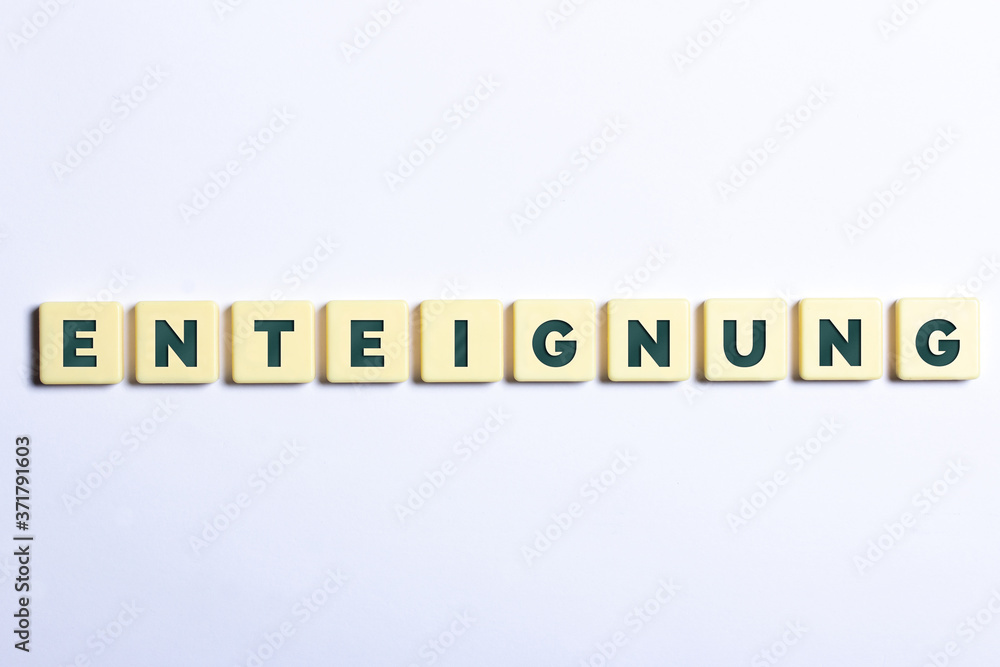 Das Wort Enteignung in Buchstaben auf weißem Hintergrund Das Wort Enteignung in Buchstaben auf weißem Hintergrund