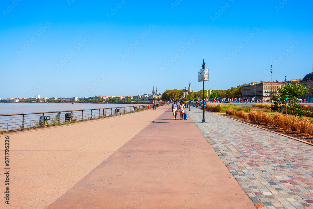 Obraz premium Embankment of Garonne river, Bordeaux