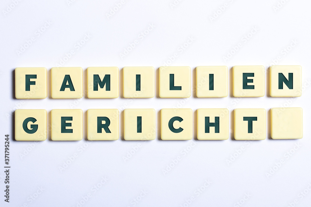 Familiengericht in Buchstaben auf weißem Hintergrund Familiengericht in Buchstaben auf weißem Hintergrund
