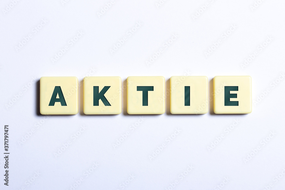 Das Wort Aktie in Buchstaben auf weißem Hintergrund Das Wort Aktie in Buchstaben auf weißem Hintergrund
