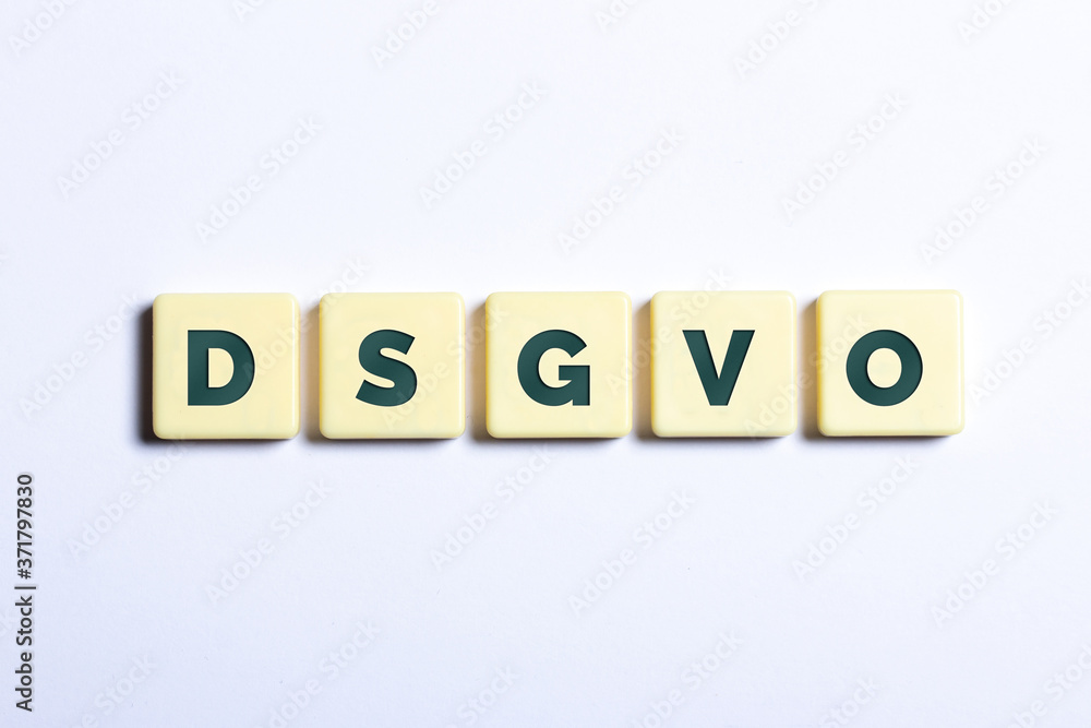 Das Wort DSGVO in Buchstaben auf weißem Hintergrund Das Wort DSGVO in Buchstaben auf weißem Hintergrund