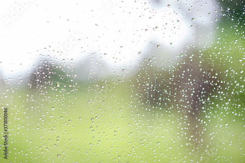  Rain drops on the car windows in the rain.