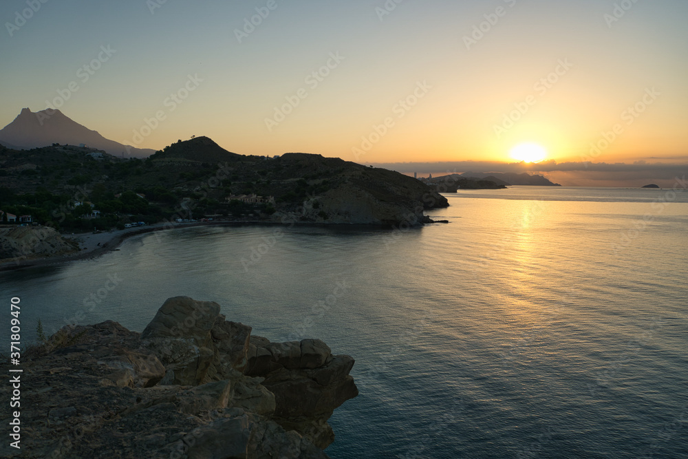 Vistas del amanecer sobre el mar.