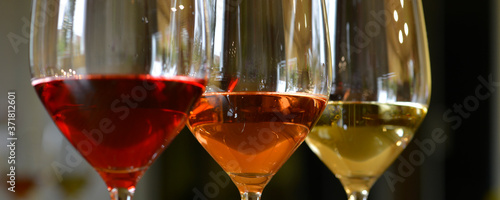Panoramique trois vers de vin, rouge, rosé, blanc