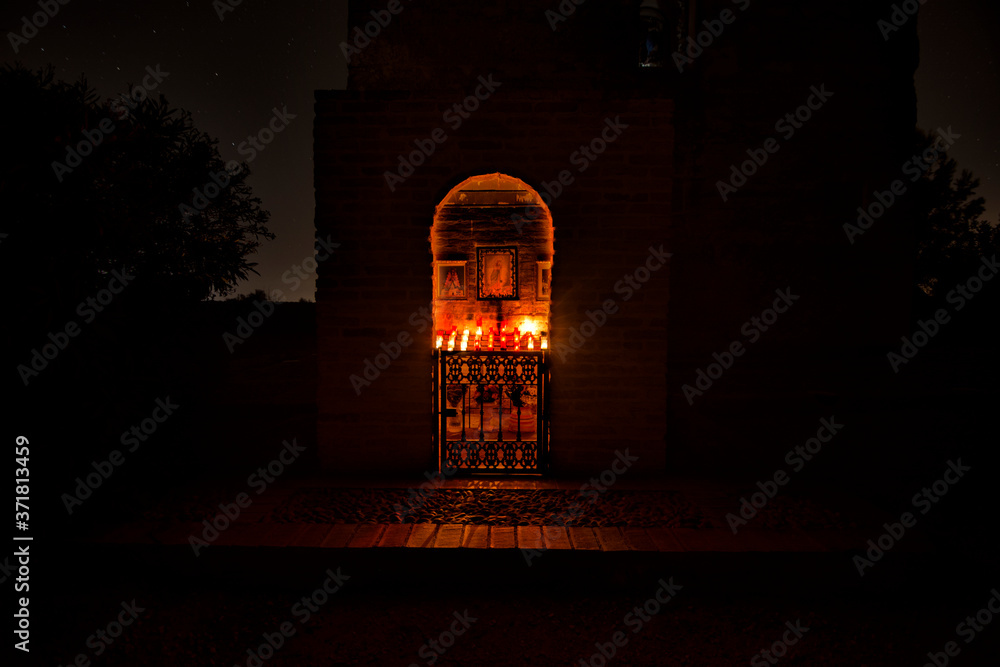 pequeña capilla con velas encendidas - obrazy, fototapety, plakaty 