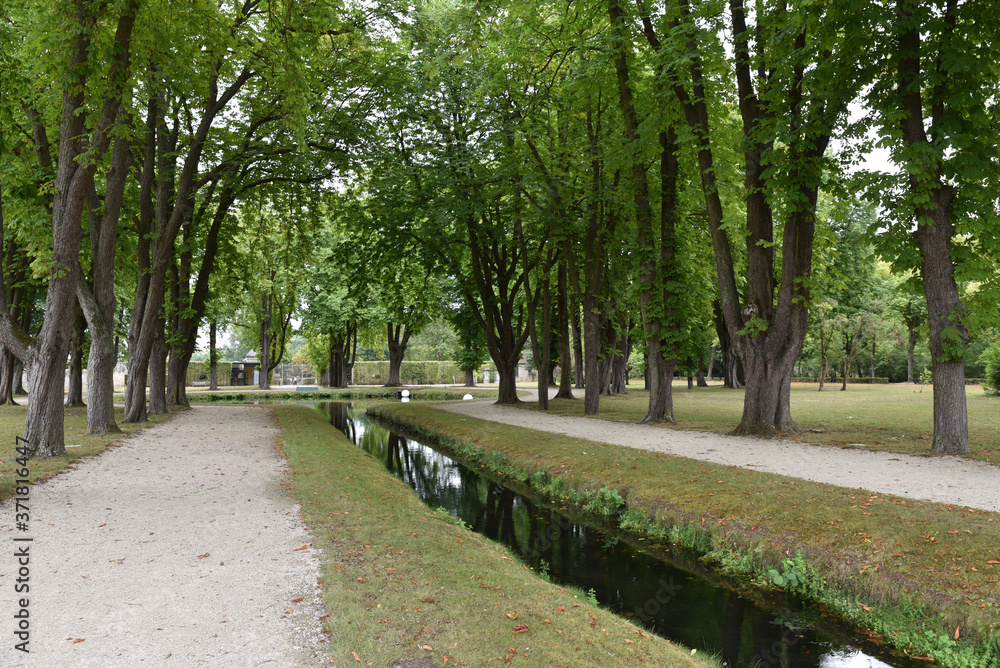 Canal du jardin de l'abbaye de Royaumont, France