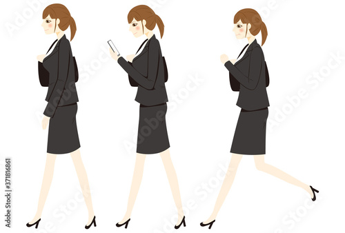 スーツで歩く女性