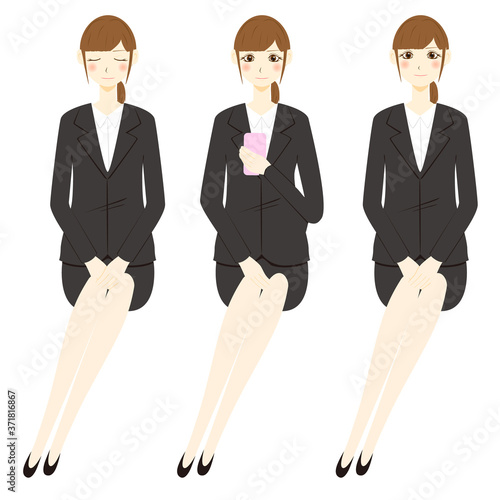 スーツで座る女性