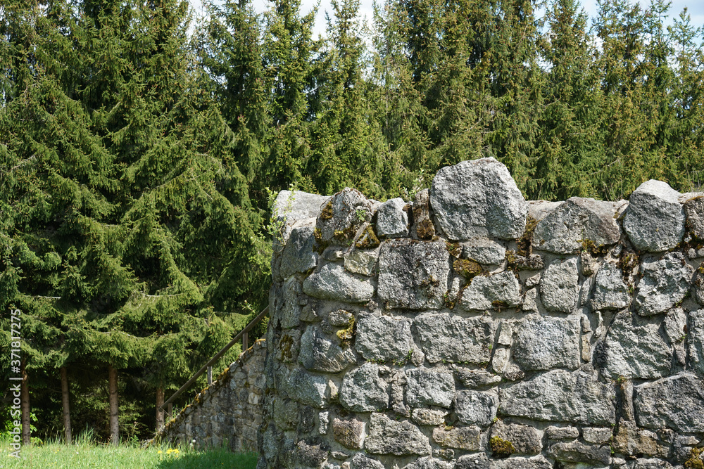 Artfully built walls with natural stone
Artfully built walls with natural stone