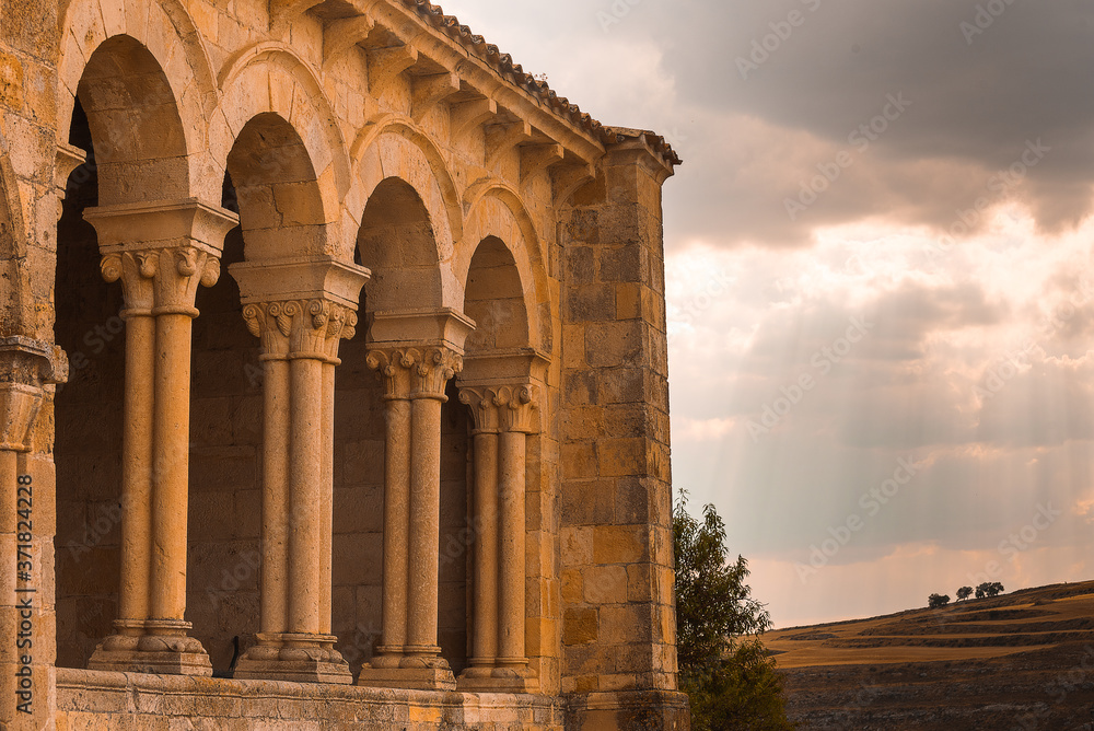 Obraz premium romanesque arch in segovia spain