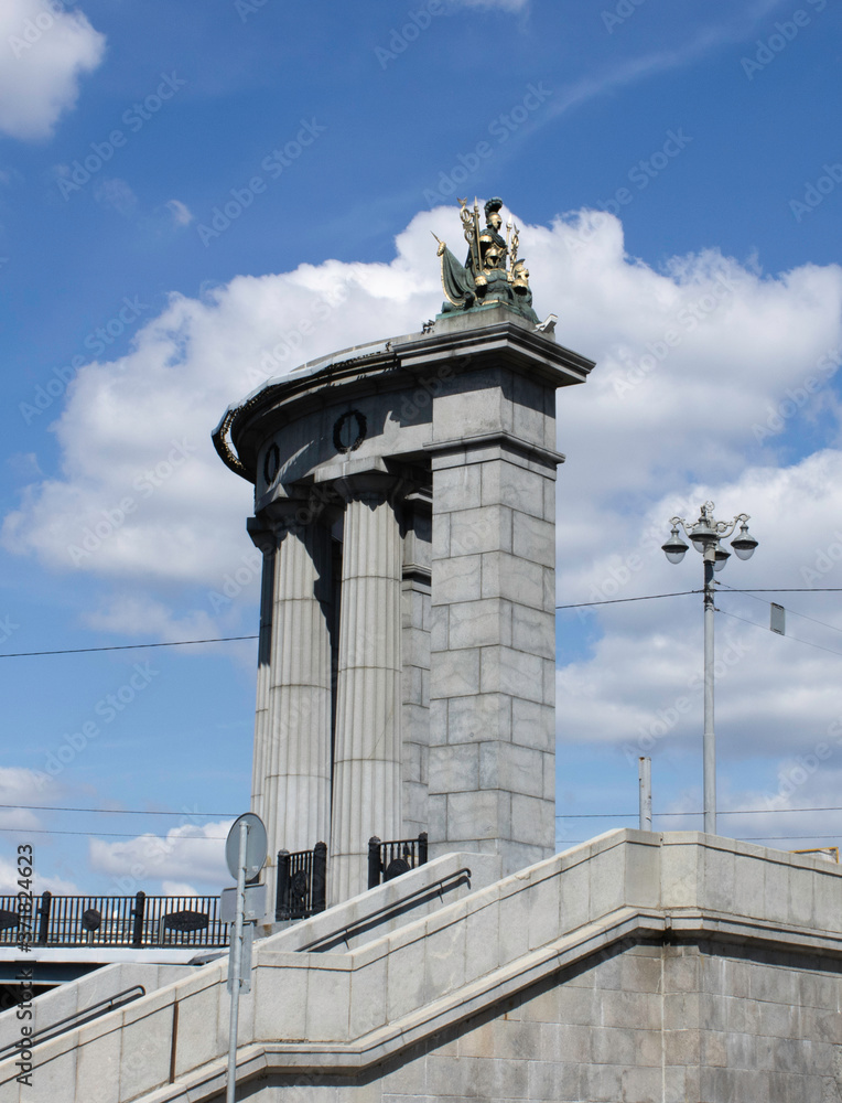 Fototapeta premium Moscow. 08. August 2020. Colonnade of the Borodino bridge. The view from the road. Shadow