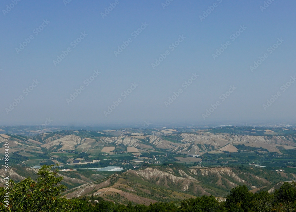 suggestiva vista delle formazioni di calanchi di gesso in emilia romagna, vicino a brisighella in italia