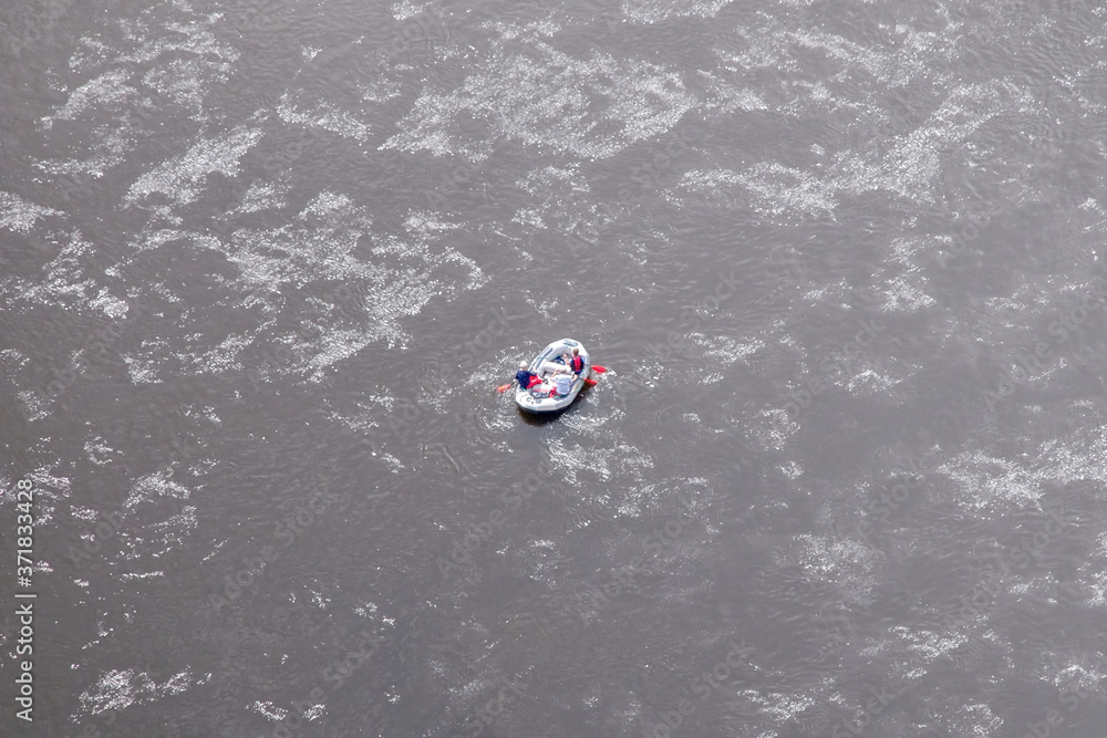 Obraz premium Bird's eye view of an inflatable boat on the water