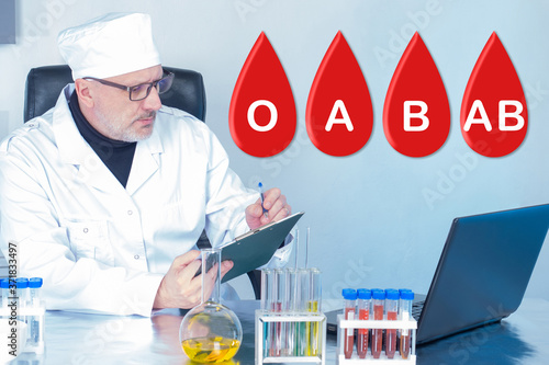 Blood type test. Doctor mea...