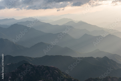 Krajobraz góry Huangshan (żółte góry). Światowego Dziedzictwa UNESCO. Znajduje się w Huangshan, Anhui, Chiny.