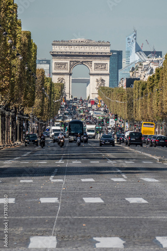 The road of the Champs Elysées in Paris © Alessio
