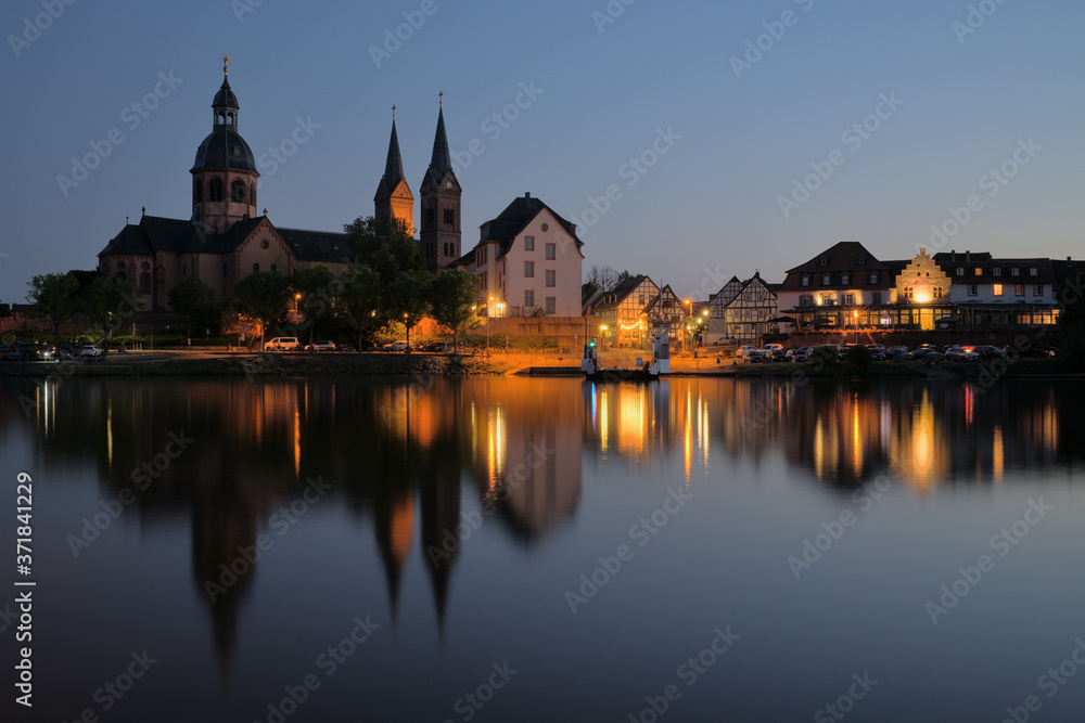 Seligenstadt am Main mit Basilika bei Abendbeleuchtung