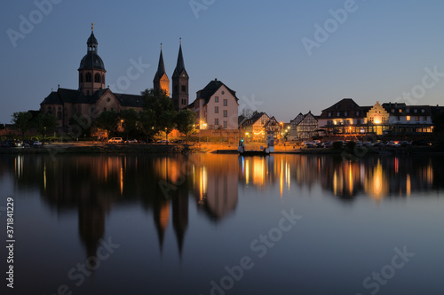 Seligenstadt am Main mit Basilika bei Abendbeleuchtung