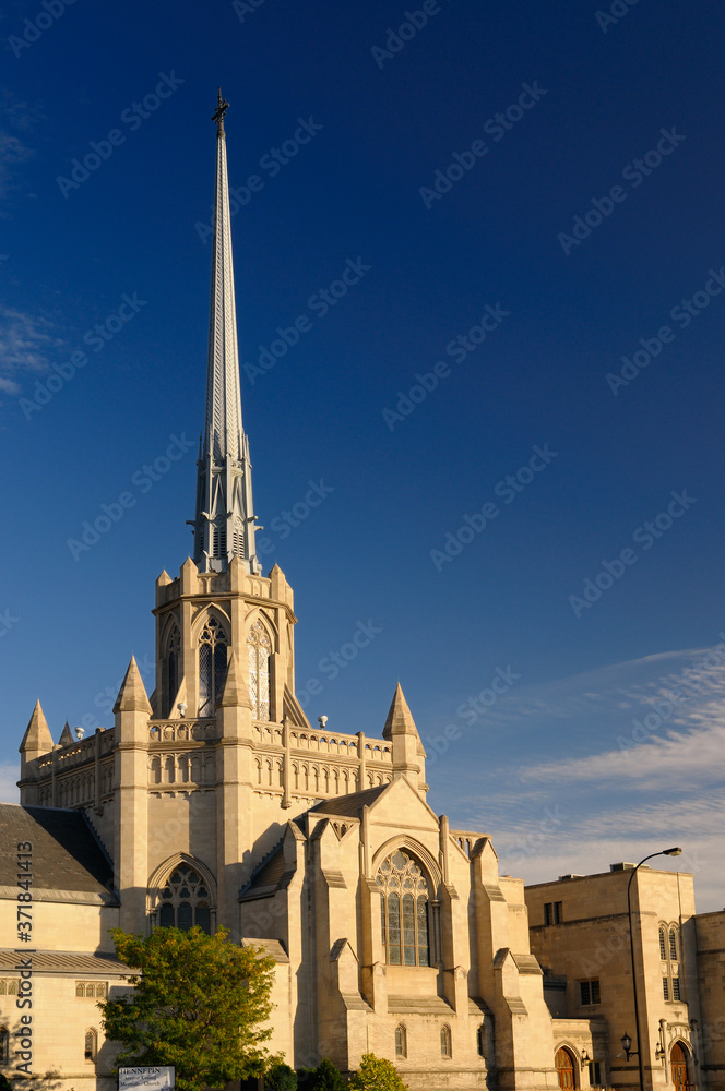 Obraz premium Hennepin Avenue United Methodist Church in Minneapolis glowing at sundown