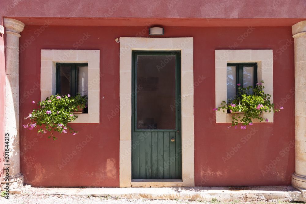 scorcio di casale siciliano con finestre ed entrata