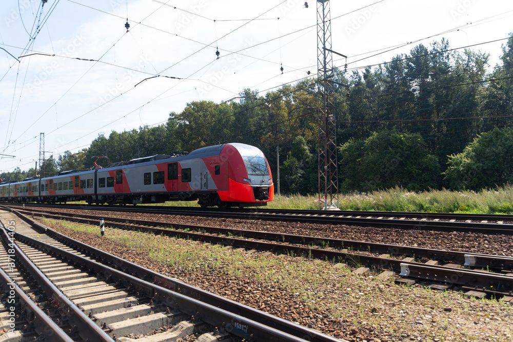 Fototapeta premium Pociąg pasażerski na szynach. Kolej żelazna.