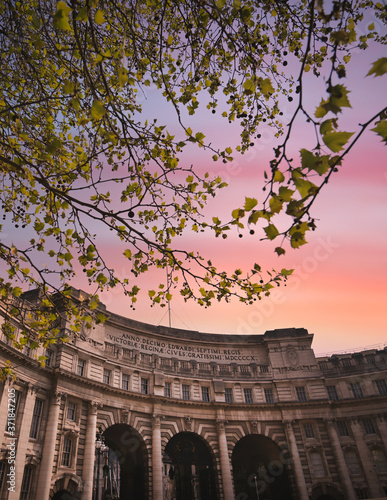 Obraz na płótnie A view of the Admiralty Arch at dusk in central London, UK. w salonie