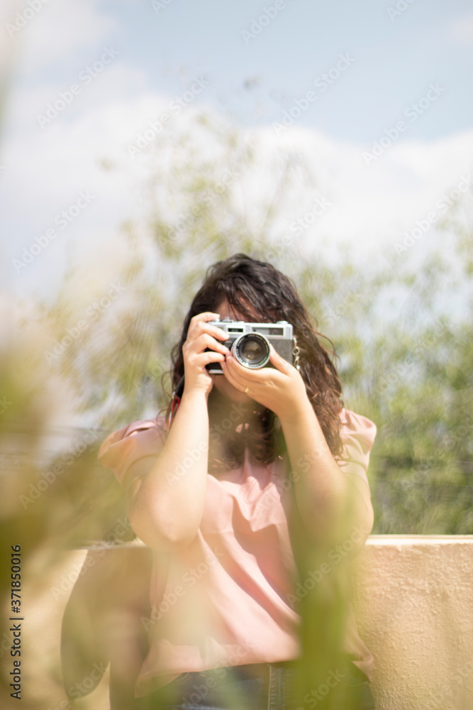 MUJER TOMANDO FOTOS CON CAMARA ANALOGA MUJER TOMANDO FOTOS CON CAMARA ANALOGA