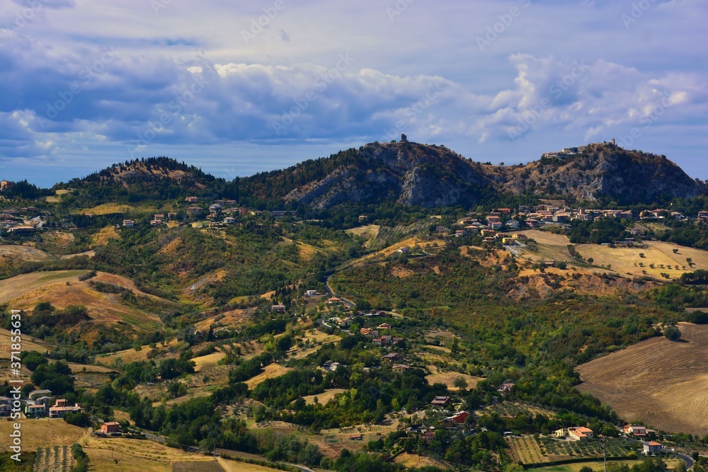 Verucchio,Rimini,Emilia-Romagna,Italia.
Uno scorcio della Valle del Marecchia da uno dei belvedere del borgo di Verucchio. Verucchio,Rimini,Emilia-Romagna,Italia.
Uno scorcio della Valle del Marecchia da uno dei belvedere del borgo di Verucchio.