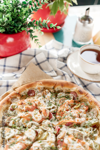 photos of pizza dishes in cafes bright Sunny natural light