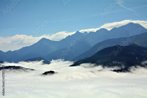 Fototapeta Naklejka Na Ścianę i Meble -  mgła w Tatrach, widok z Gęsiej Szyi