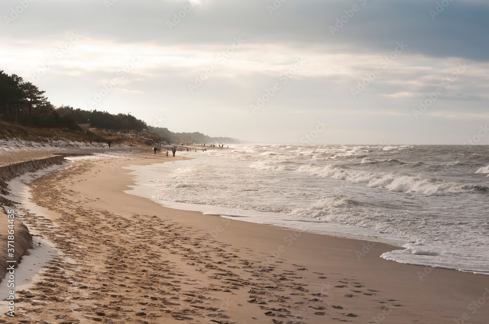 Zimowy spacer bałtycką plażą