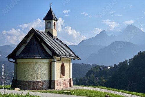 Valokuvatapetti Kirchleitn chapel with mount Watzmann in the background in Berchtesgaden, Bavari