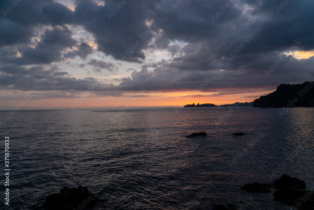 雨上がりの海の夕暮れ