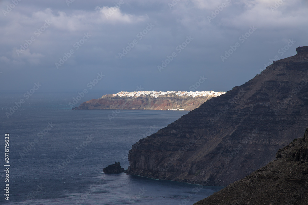 Obraz premium View of Oia seen from Fira, across the bay of the volcano, Santorini, Greece