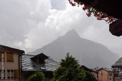 Obraz na płótnie Roof of Courmayeur houses with a view of Mont Blanc - Valle d'Aosta - Italy w salonie