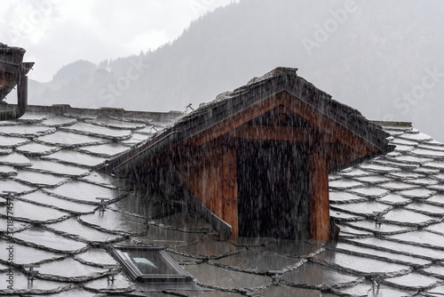 Obraz na płótnie Roof of Courmayeur houses with a view of Mont Blanc - Valle d'Aosta - Italy w salonie