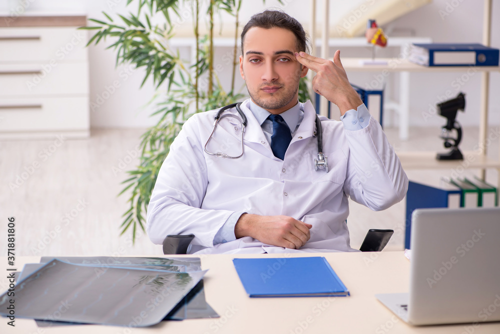 Obraz premium Young male doctor working in the clinic