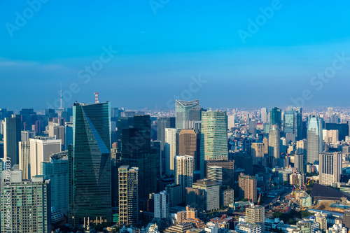 東京都港区六本木の高層ビルの展望台から見た東京の都市景観 © zu_kuni