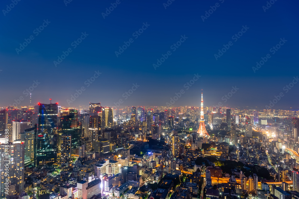 東京都港区六本木の高層ビルの展望台から見た夜の東京の都市景観