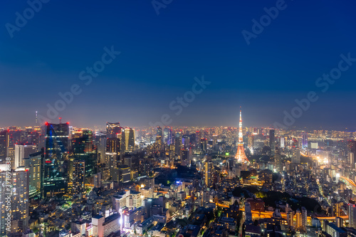 東京都港区六本木の高層ビルの展望台から見た夜の東京の都市景観
