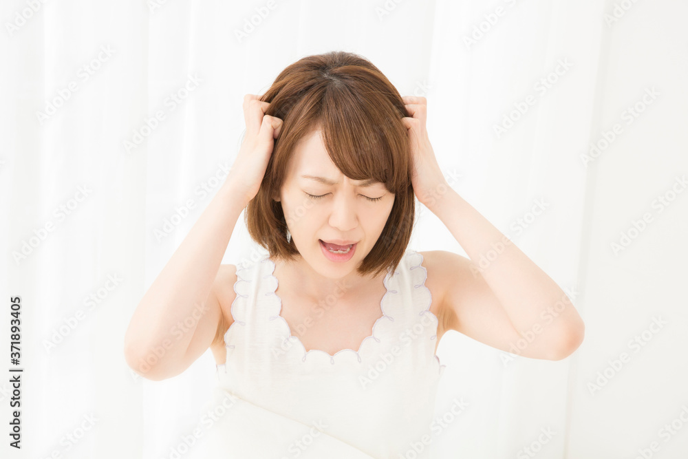 頭を抱える女性