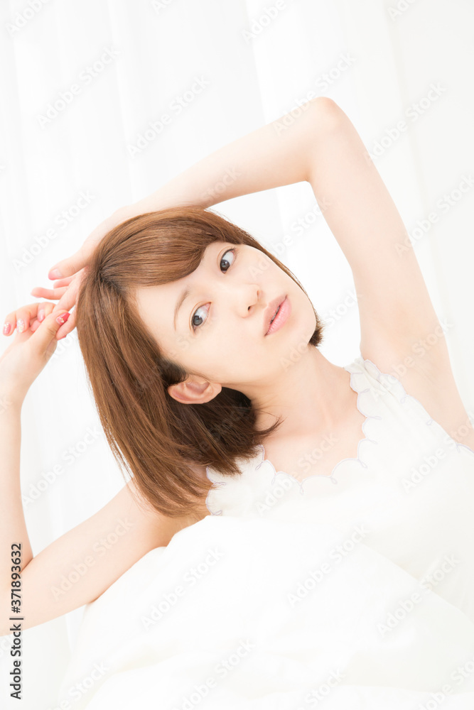 伸びをする女性 伸びをする女性