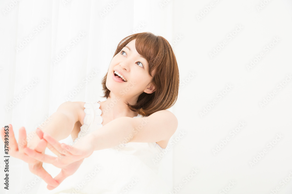 伸びをする女性 伸びをする女性
