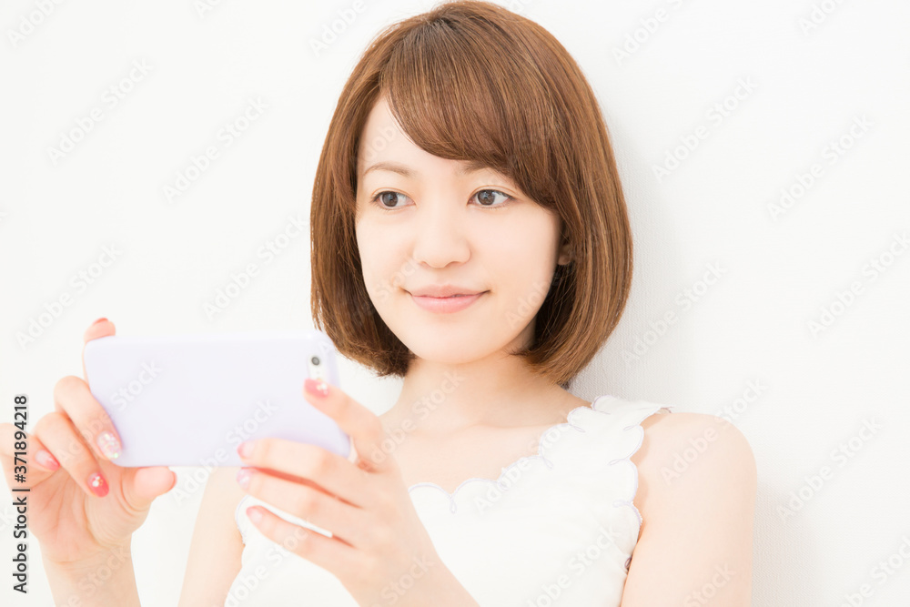 スマホを見る女性 スマホを見る女性
