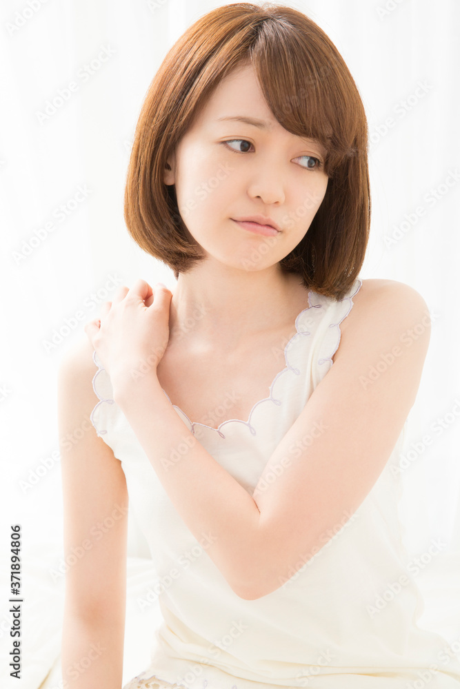 肩凝りの女性 肩凝りの女性